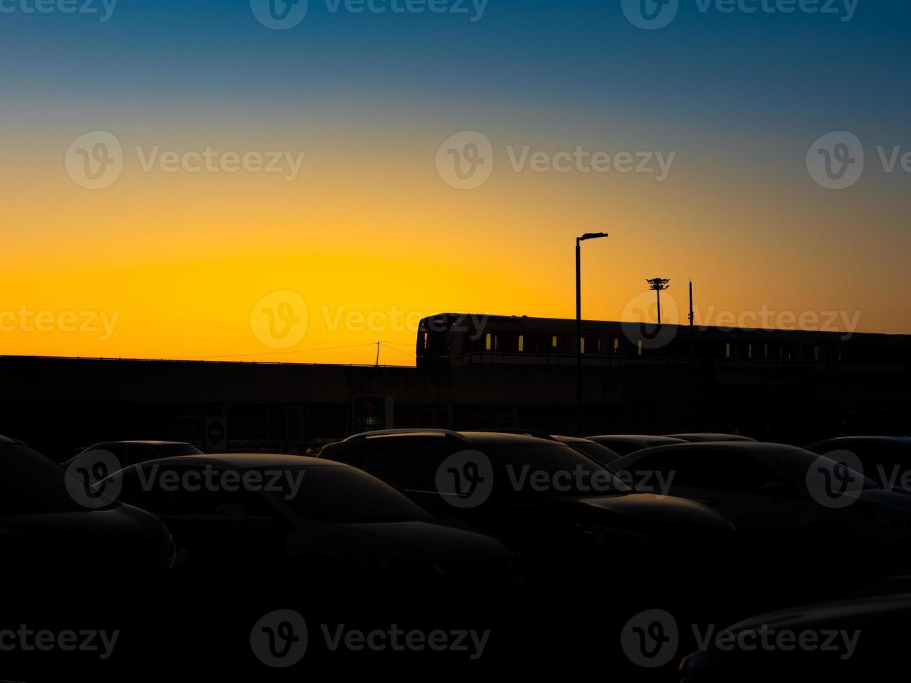 Silhouette des ein- oder ausgehenden Sky Train im wunderschönen Sonnenuntergang. foto