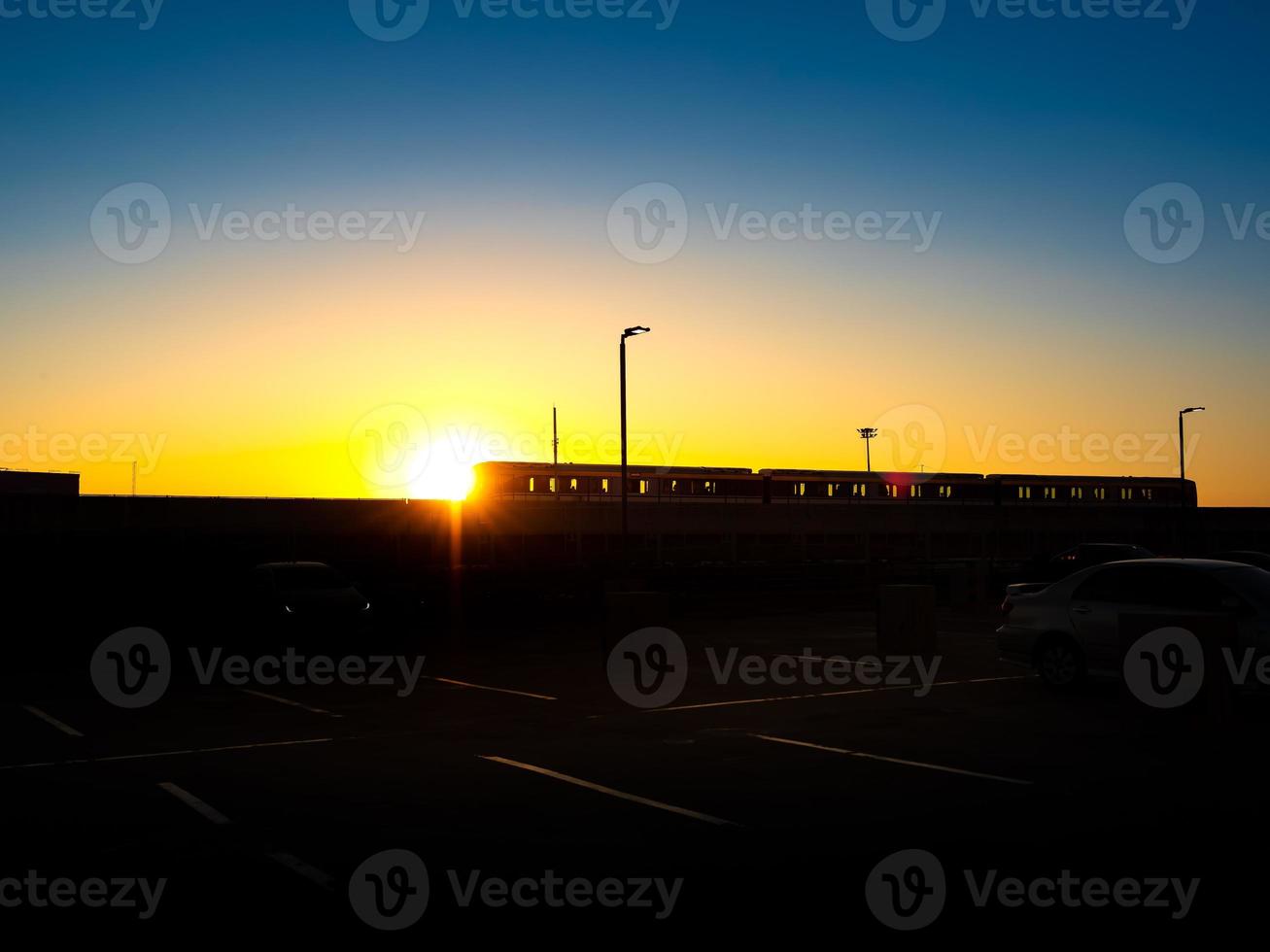 Silhouette des ein- oder ausgehenden Sky Train im wunderschönen Sonnenuntergang. foto