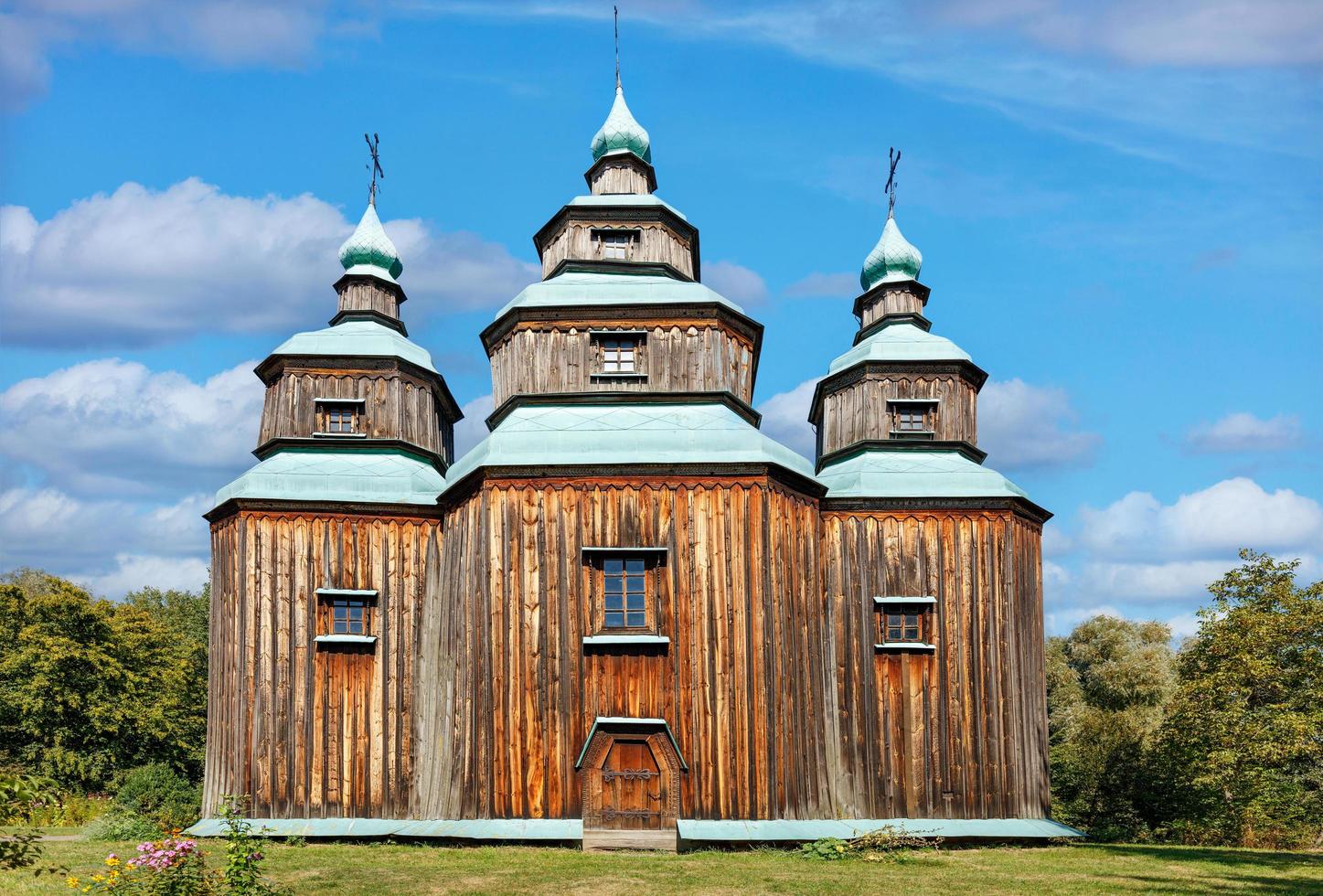 10.09.2021. Kiew. Ukraine. eine alte ukrainische Holzkirche aus dem 18. Jahrhundert. es gibt ein Denkmal für die traditionelle Kultkultur des 18. Jahrhunderts. foto