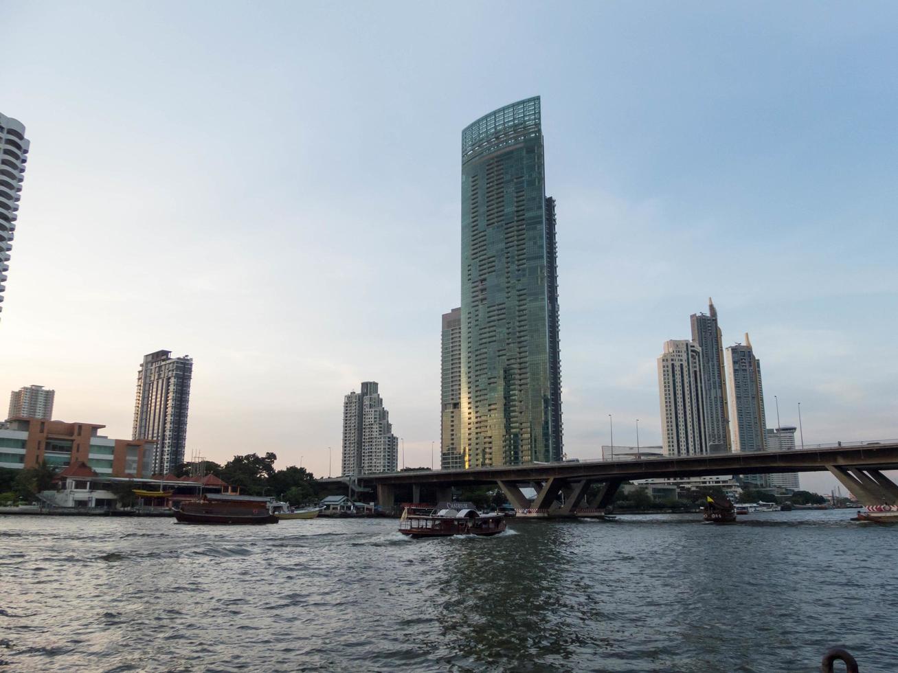 blick auf den chao phraya fluss bangkokthailand16. oktober 2018chao phraya fluss der abend und die dämmerung. am 16. Oktober 2018 in Thailand. foto