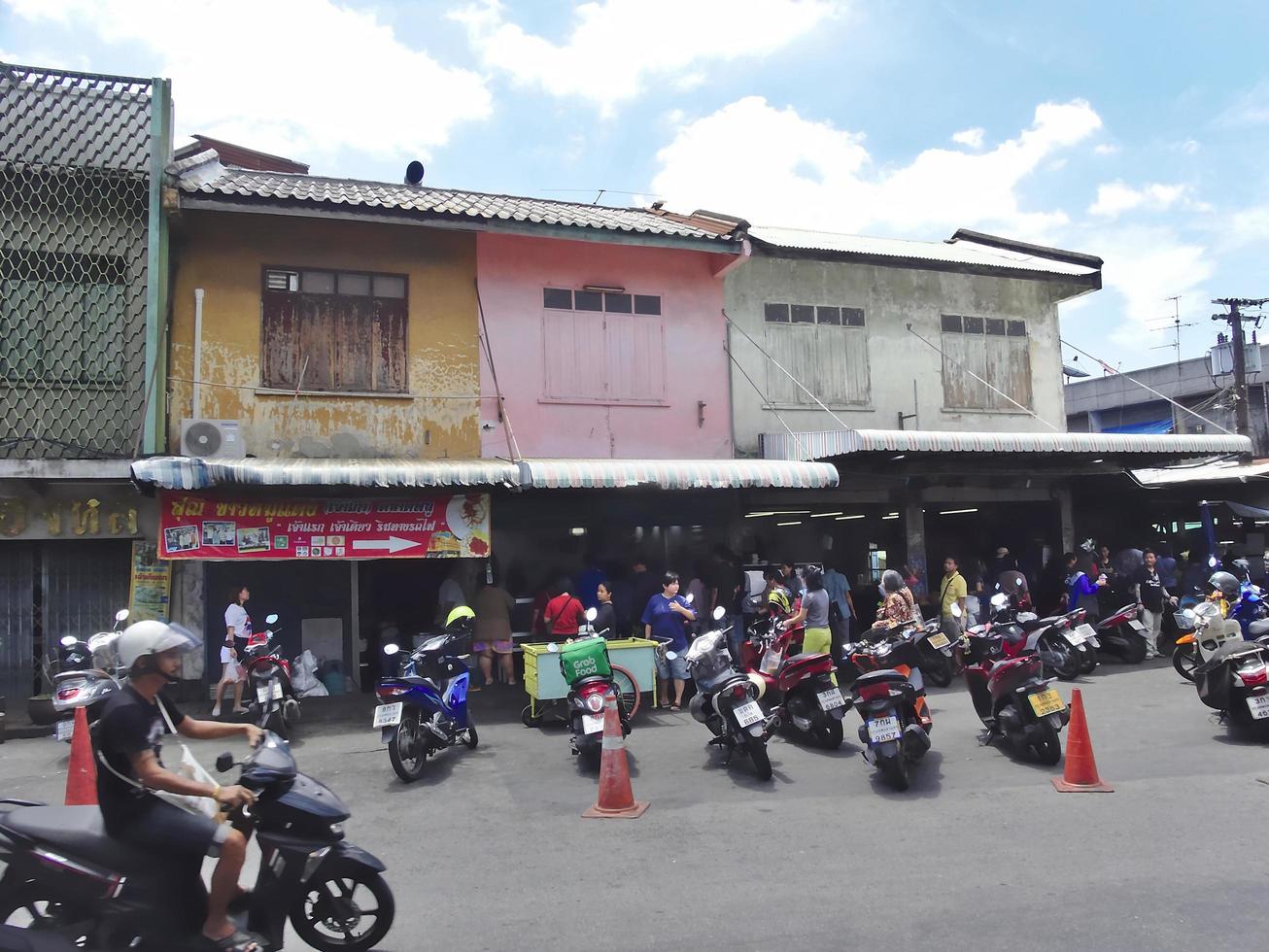 bangkok thailand.bangkok thailand16 juli 2019talat phlu markt ist sehr berühmt für seine vielfalt an nahrungsquellen. vor allem chinesisches Essen, das auf dem Weg ist, wie Reiseis aus rotem Schweinefleisch. foto