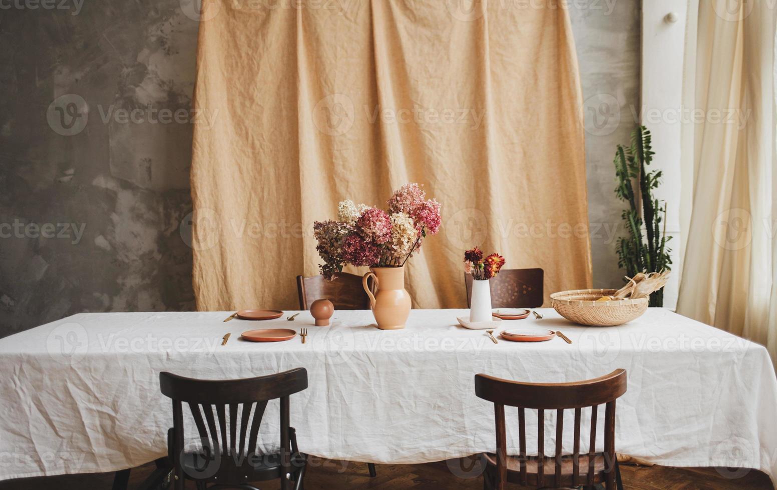 Vintage-Tisch mit rustikalen Gerichten foto