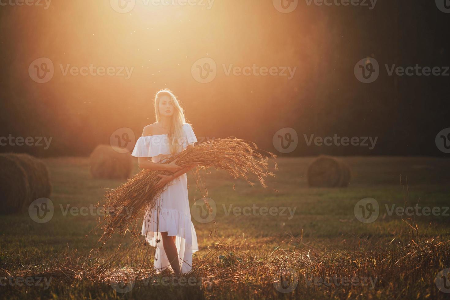 schöner Teenager im Feld foto