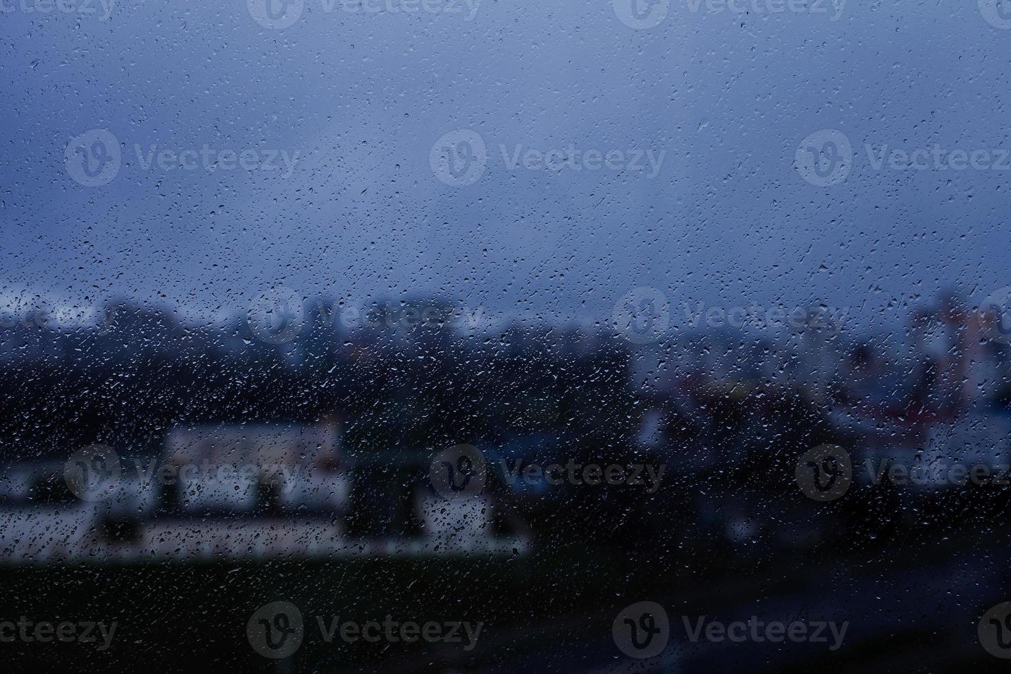 Regentropfen auf einer Fensterstruktur foto