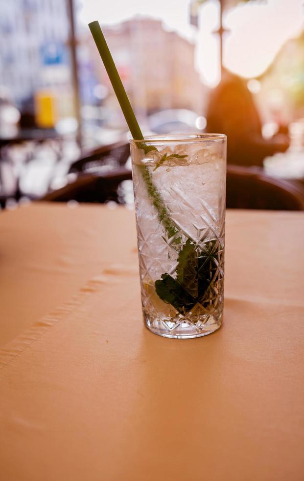 Limonade mit Limette und Minze foto