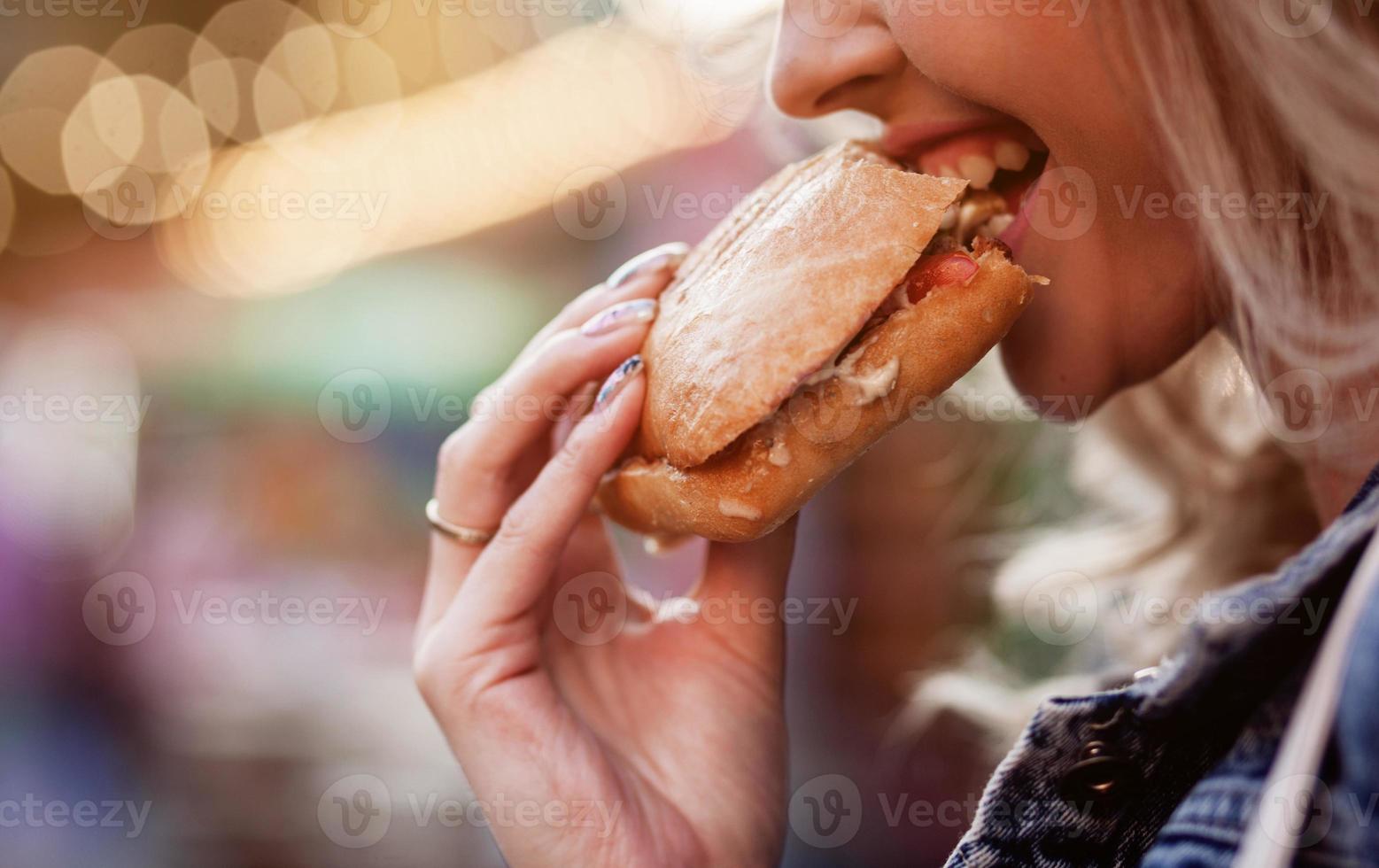 Mädchen isst einen leckeren Burger foto