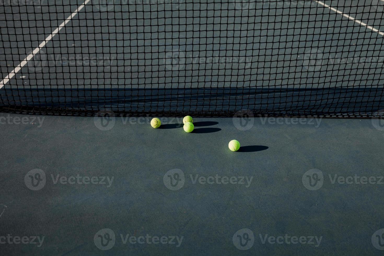 Tennisbälle auf dem Platz foto