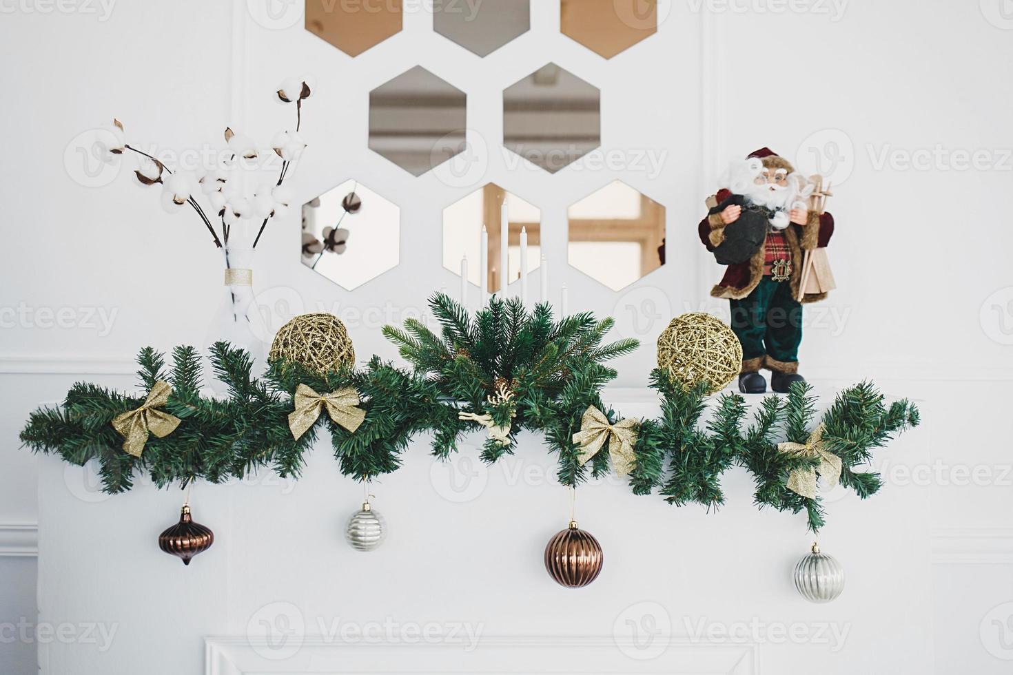 dekoriert für Weihnachten Kamin foto