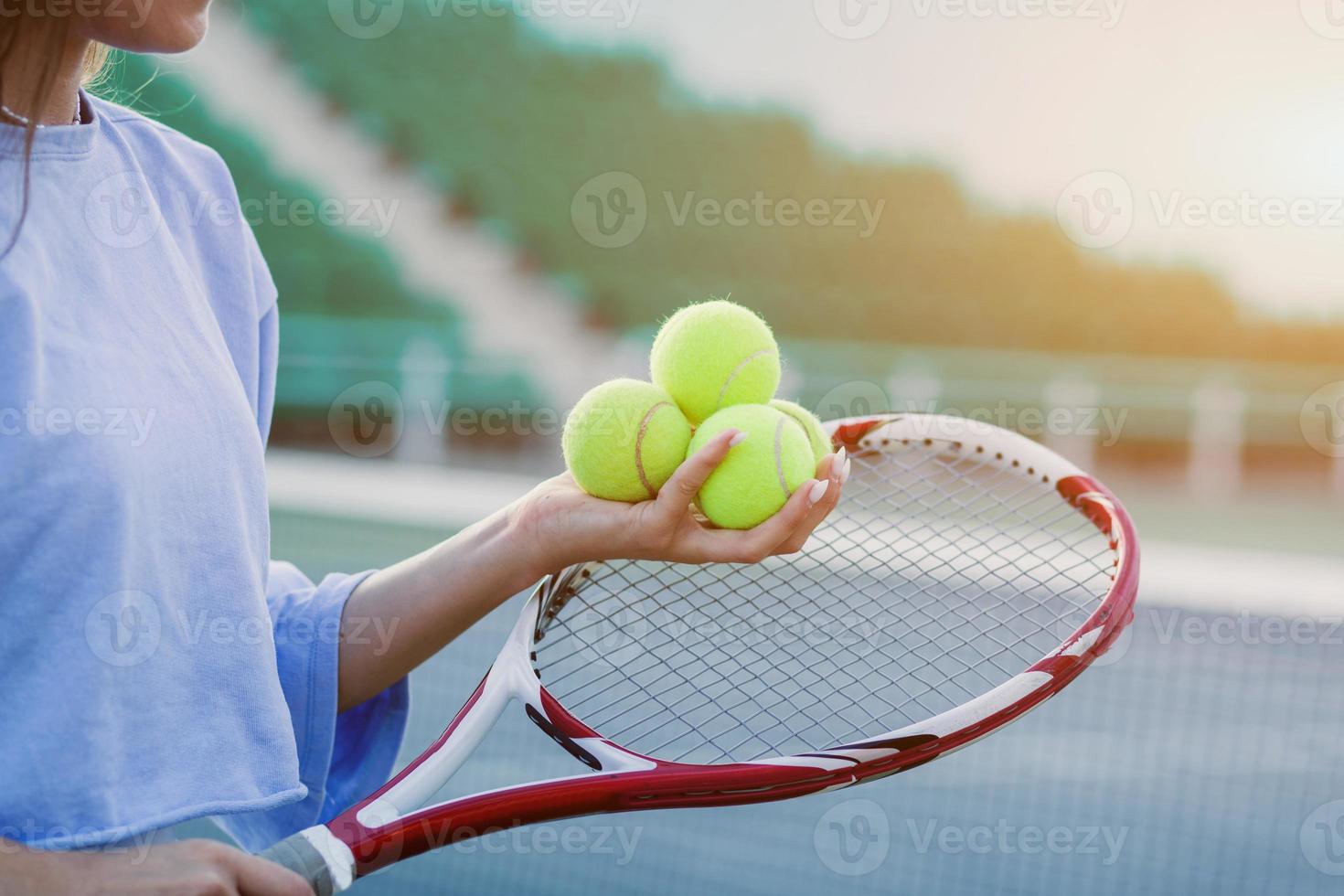 Hände halten Tennisschläger foto