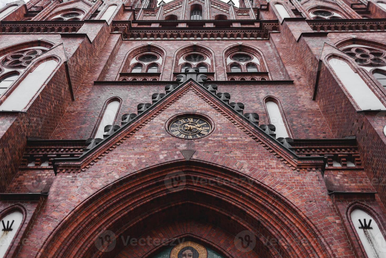 Kirche aus rotem Backstein in Europa foto