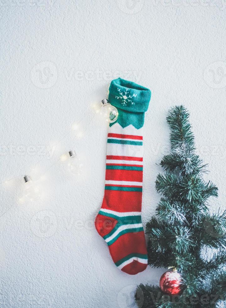 Weihnachtssocke an der Wand foto