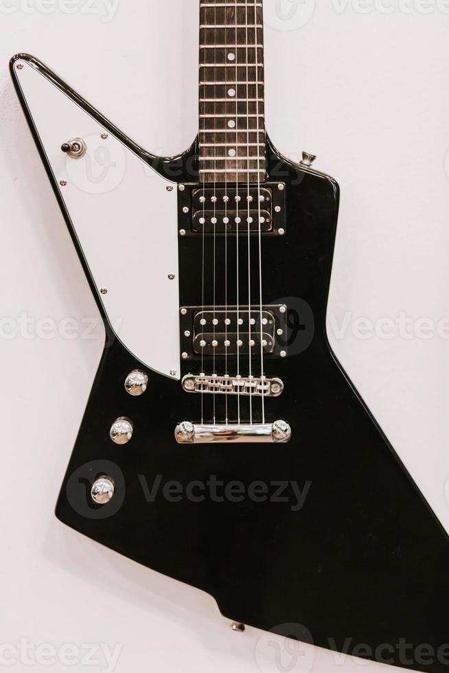 E-Gitarre weiße Wand foto
