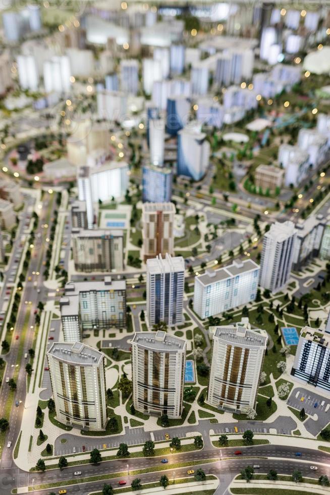 Miniaturmodell von Glasgebäuden und Straßen foto
