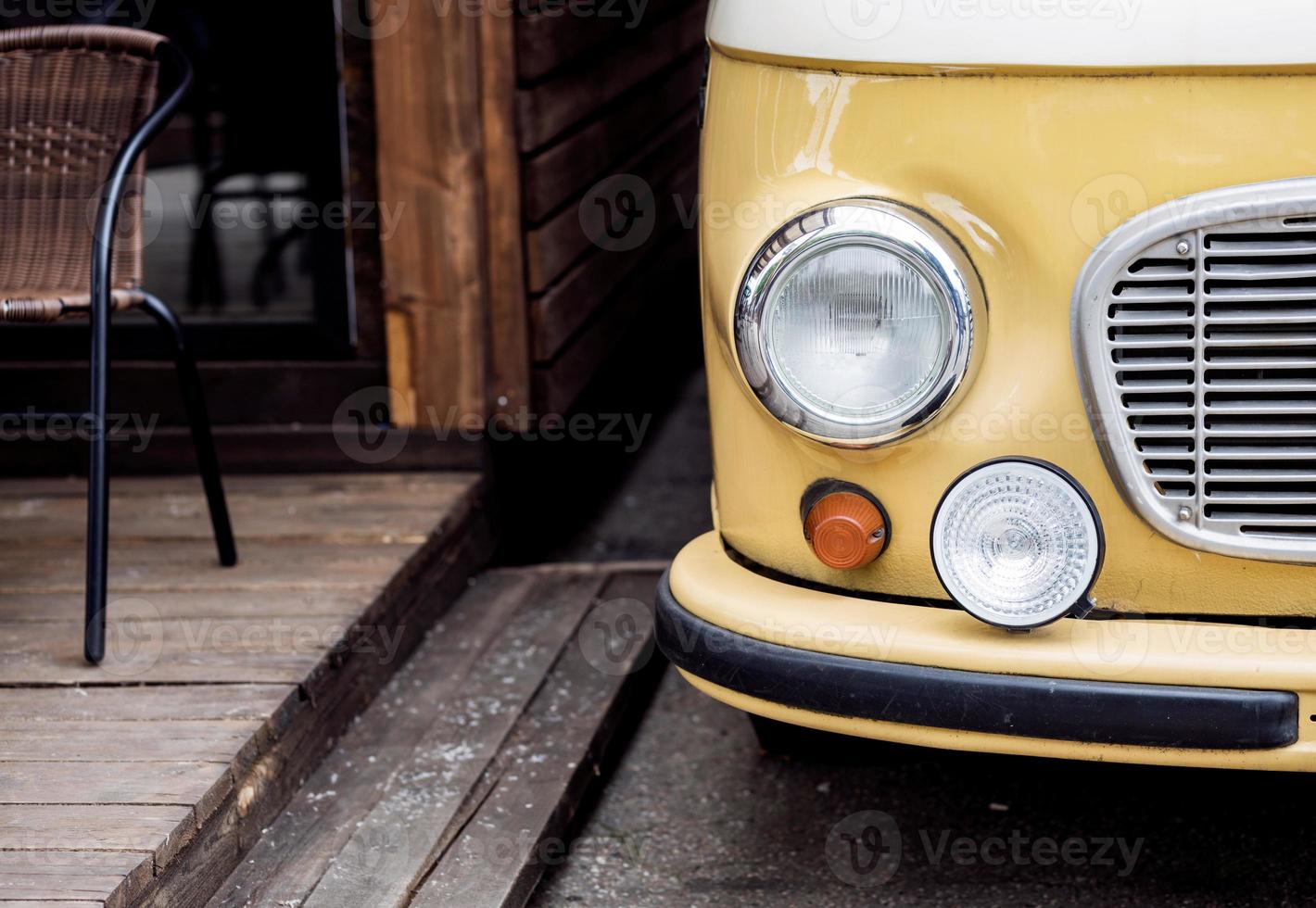 Retro-Van in der Stadt foto