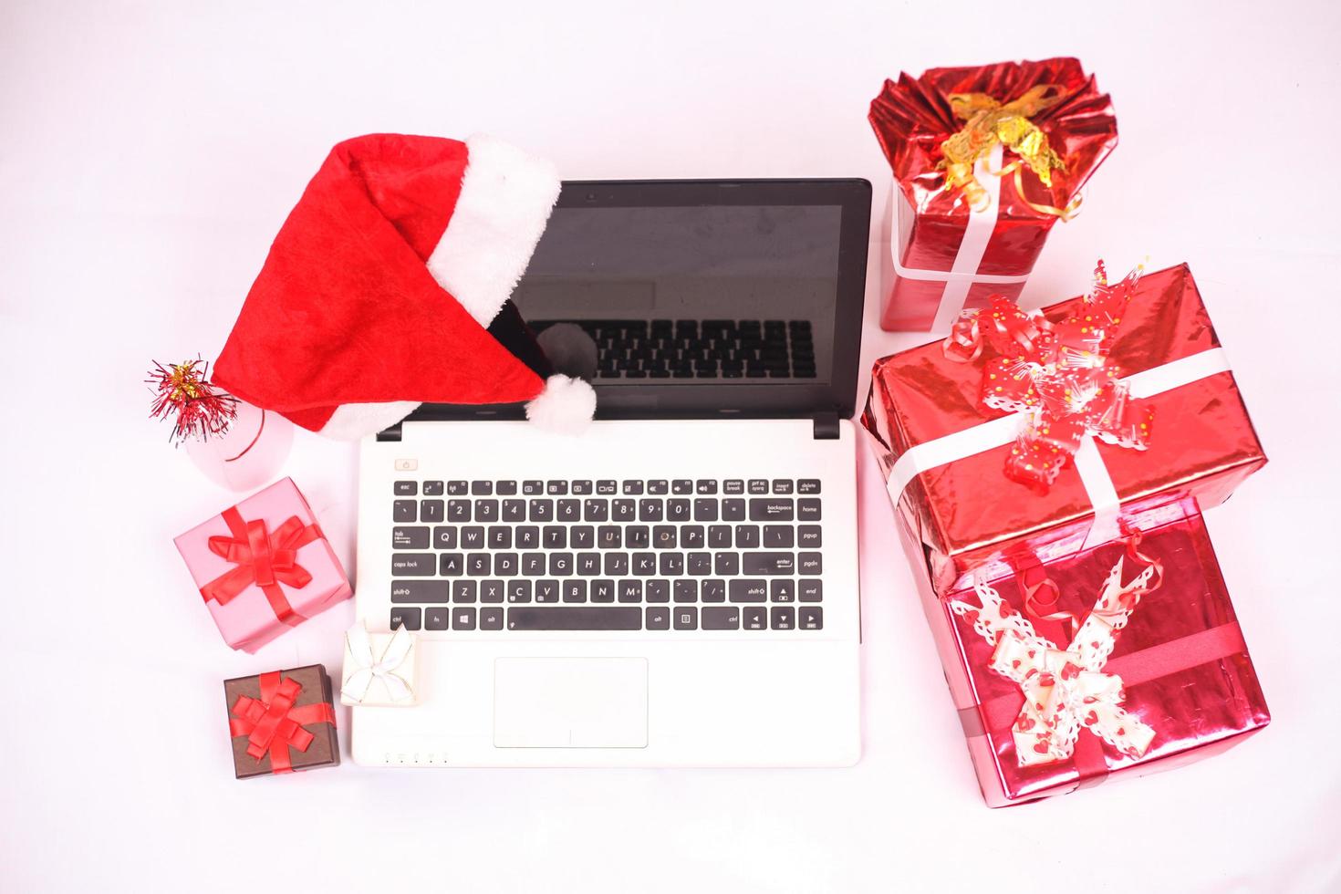 laptop und gitf box für weihnachts- und neujahrsfeier isoliert auf weißem hintergrund foto