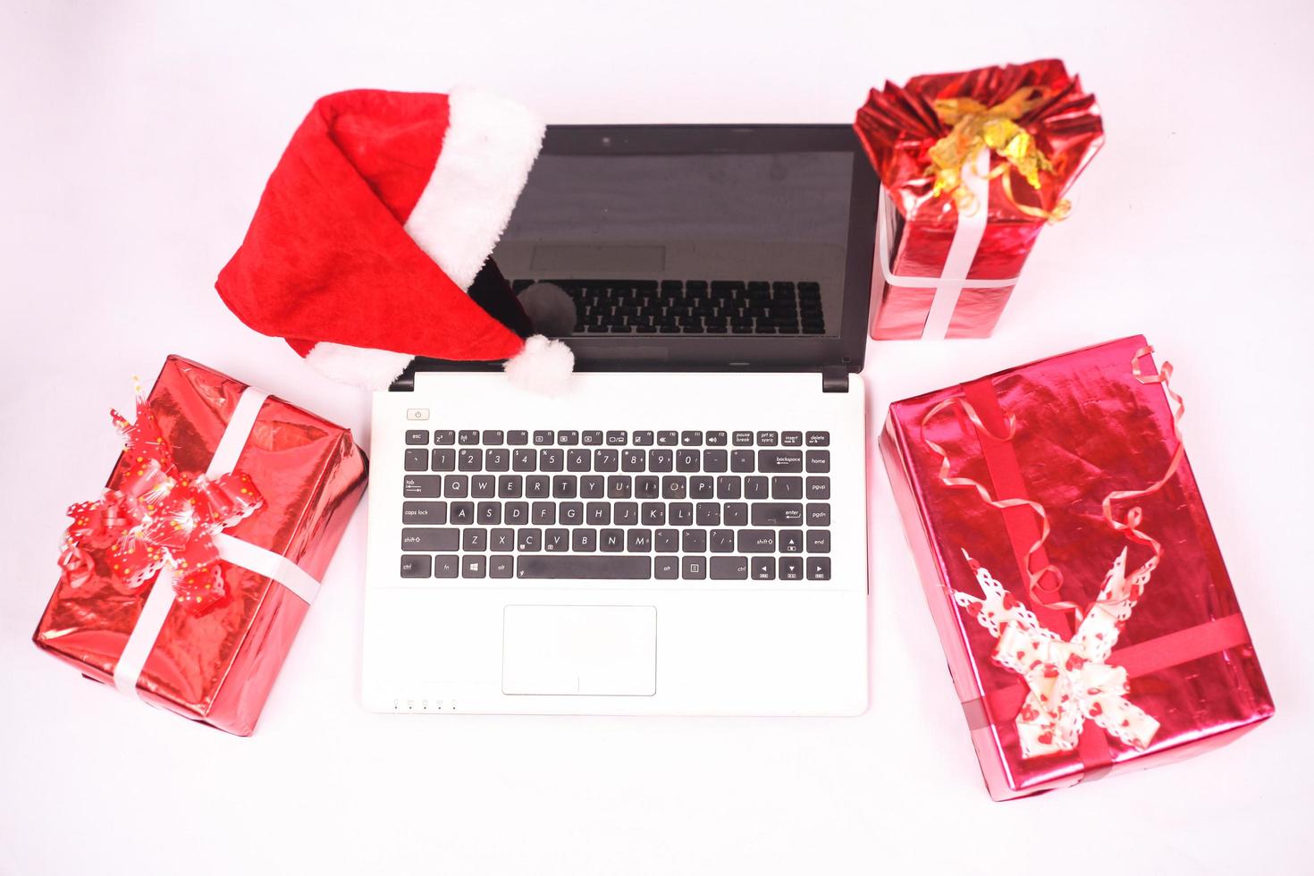 laptop und gitf box für weihnachts- und neujahrsfeier isoliert auf weißem hintergrund foto