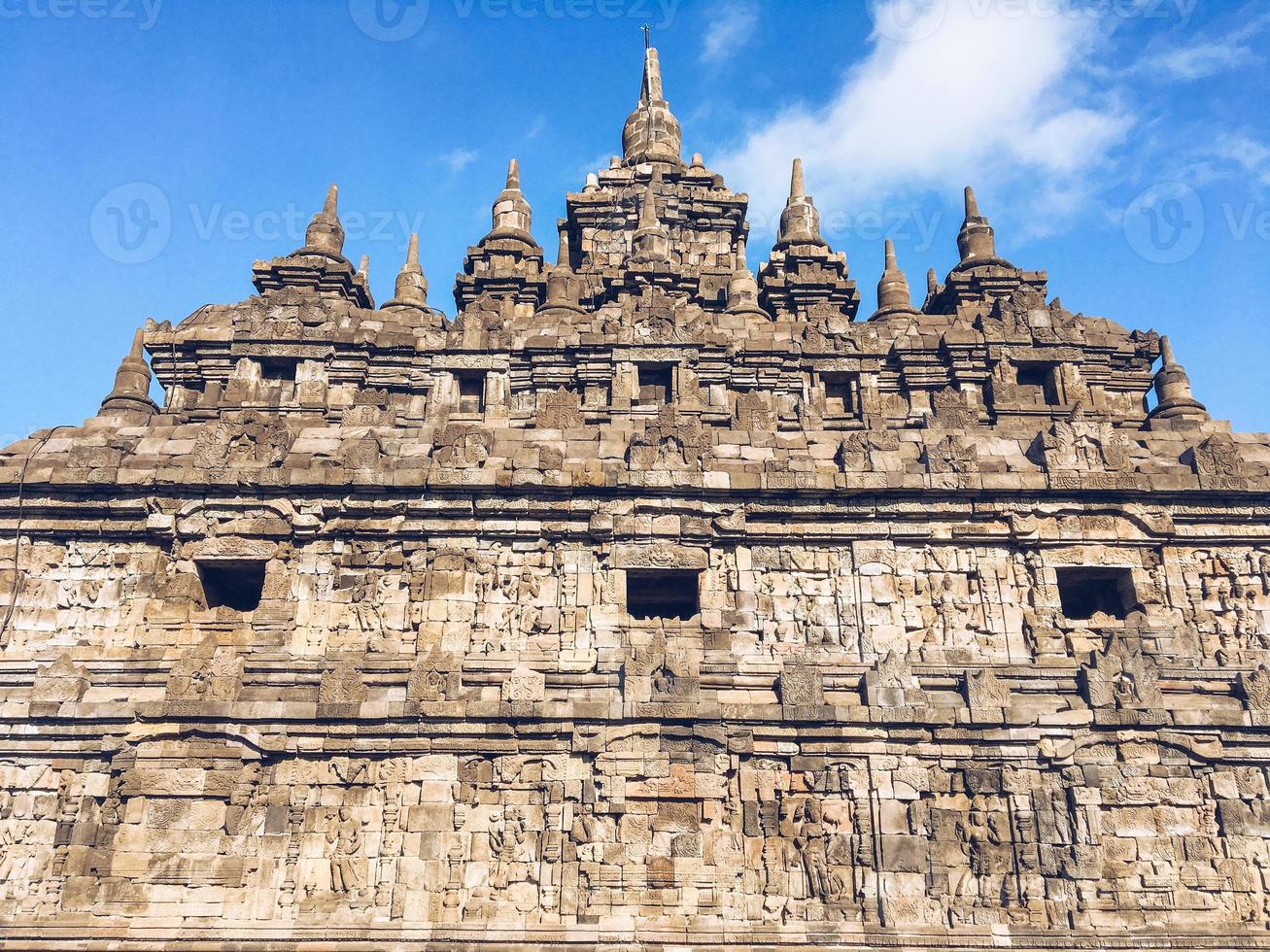 nahaufnahme von candi plaosan oder plaosan tempel im plaosan komplexen tempel mit stupa. einer der javanischen buddhistischen tempel in prambanan, klaten, indonesien. foto