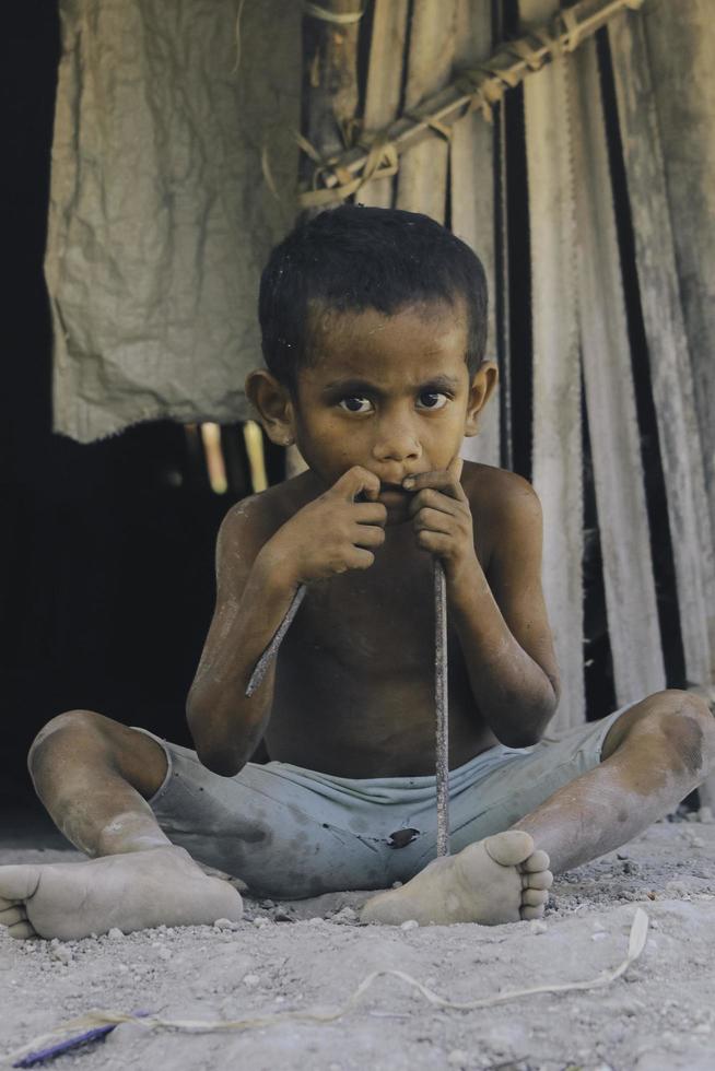 ein porträt von kindern mit schäbigem aussehen in einem armen und isolierten dorf auf der rote island im osten von nusa tenggara. 5. april 2020 - rote, indonesien. foto