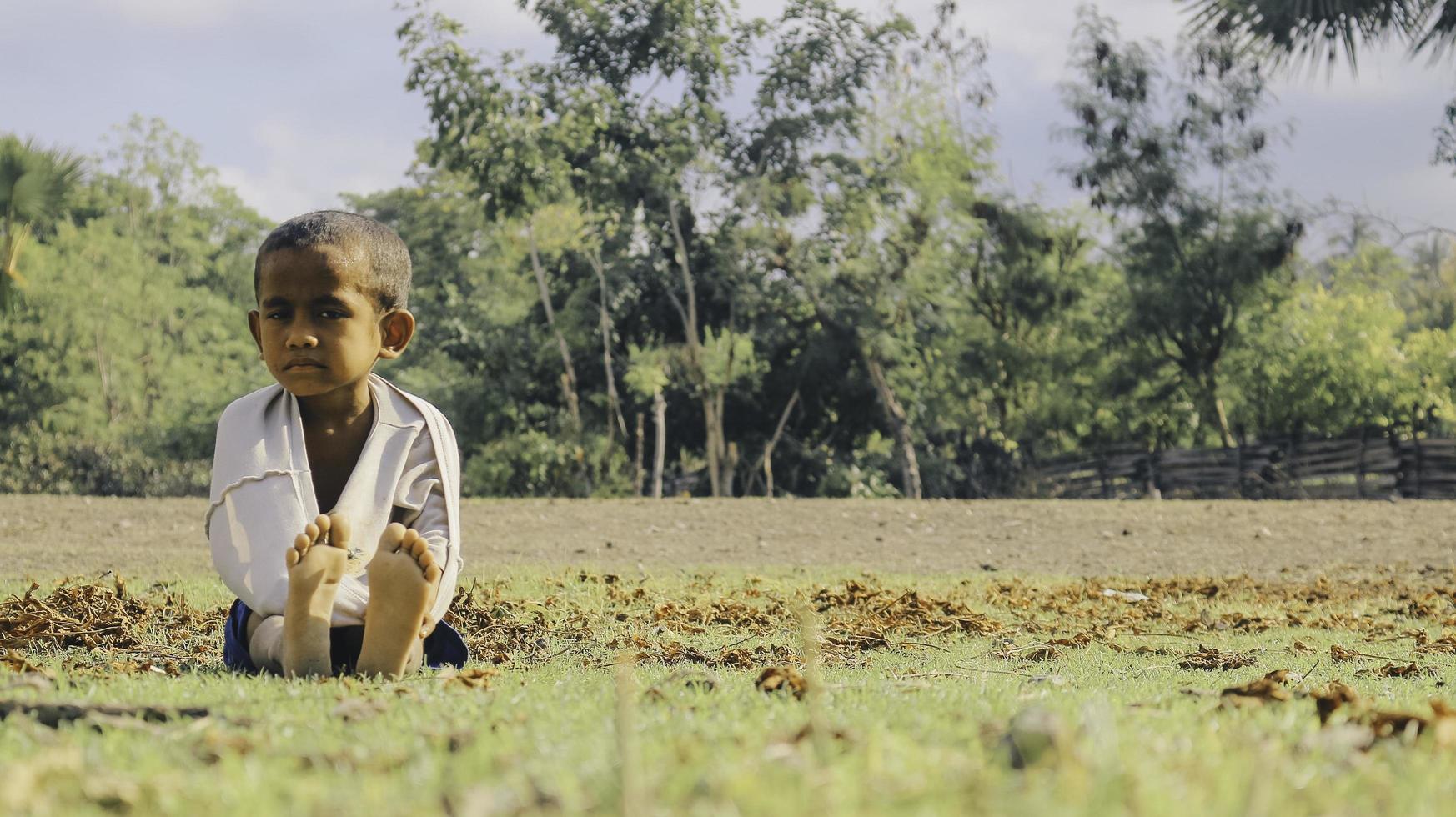 ein porträt von kindern mit schäbigem aussehen in einem armen und isolierten dorf auf der rote island im osten von nusa tenggara. 5. april 2020 - rote, indonesien. foto