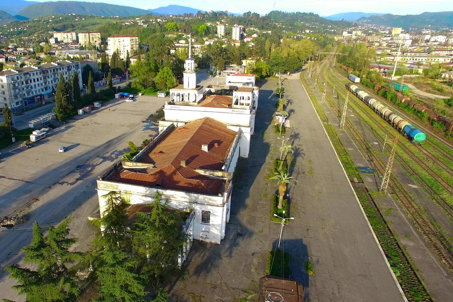 suchumi, abchasien - 20. juni 2018 - luftaufnahme der urbanen landschaft. Blick auf den Bahnhof. foto