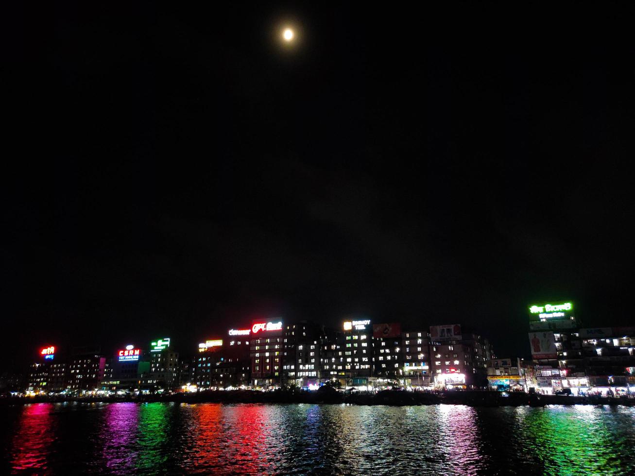 Mondnacht am Stadtfluss foto