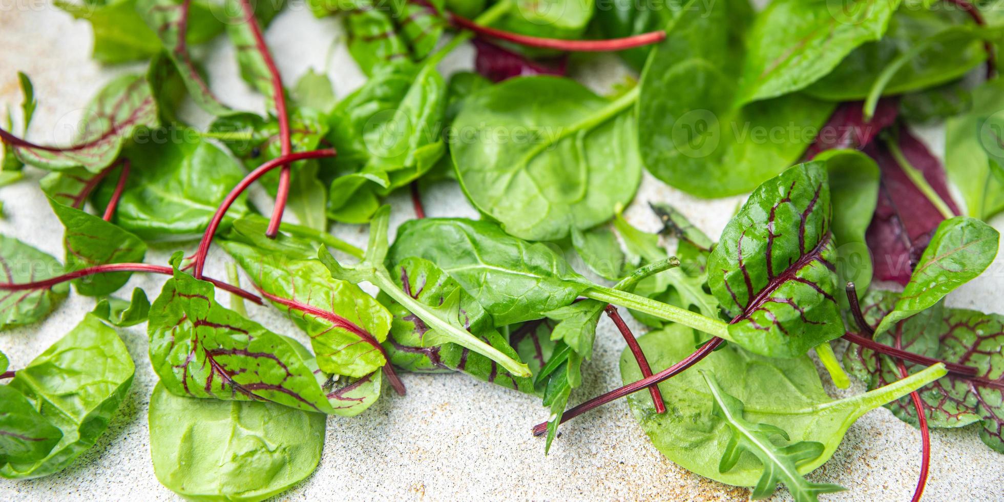 grüner salat blätter mischen mikrogrünen saftigen snack fertig essen auf dem tisch foto