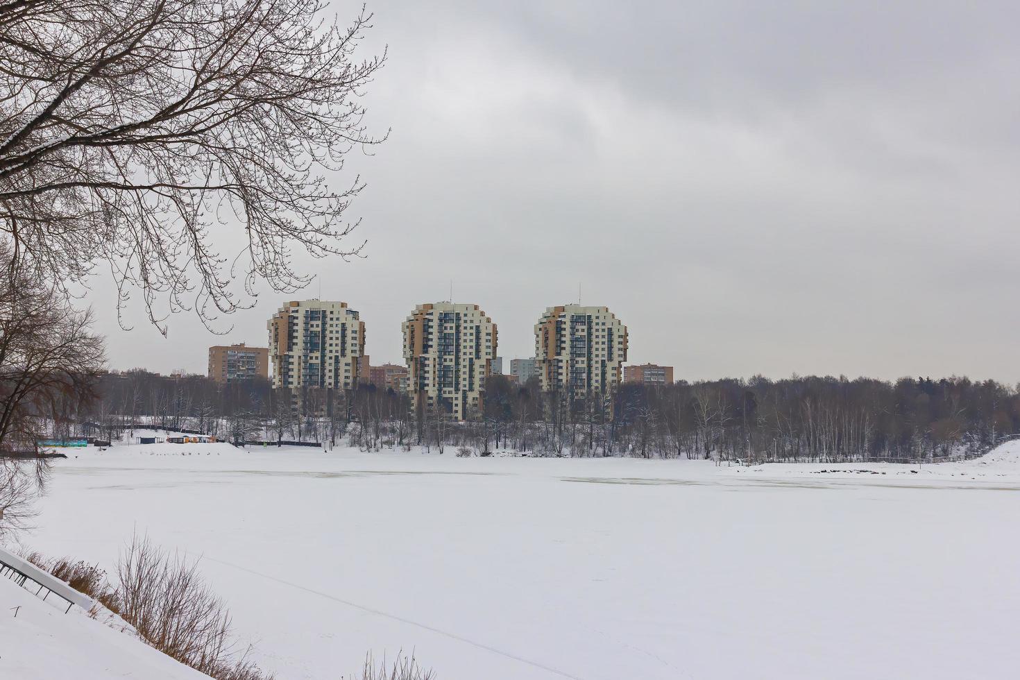 Blick auf einen zugefrorenen Fluss in einer städtischen Umgebung. foto