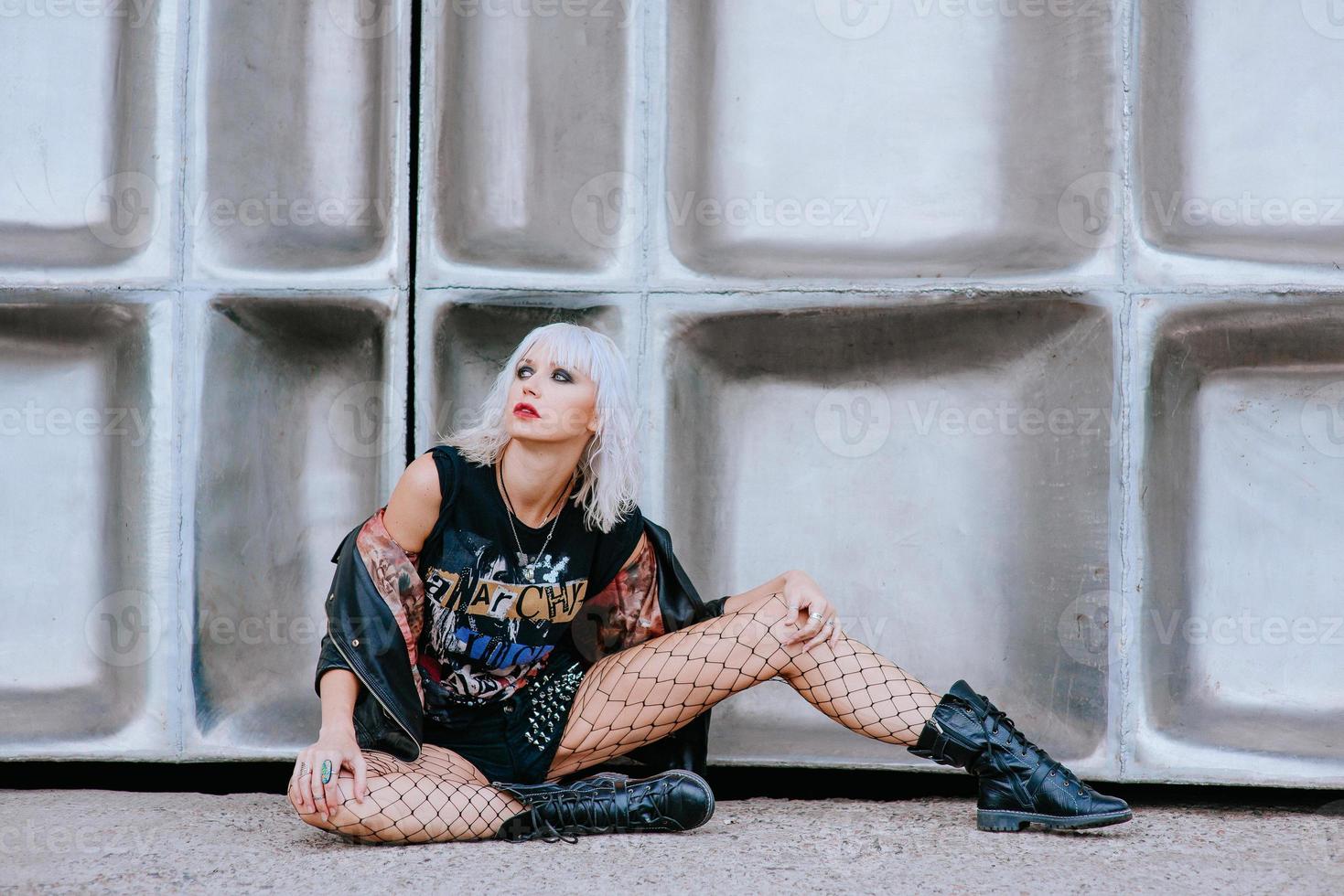 Porträt einer stilvollen blonden Grunge-Blondine auf dem futuristischen Hintergrund foto