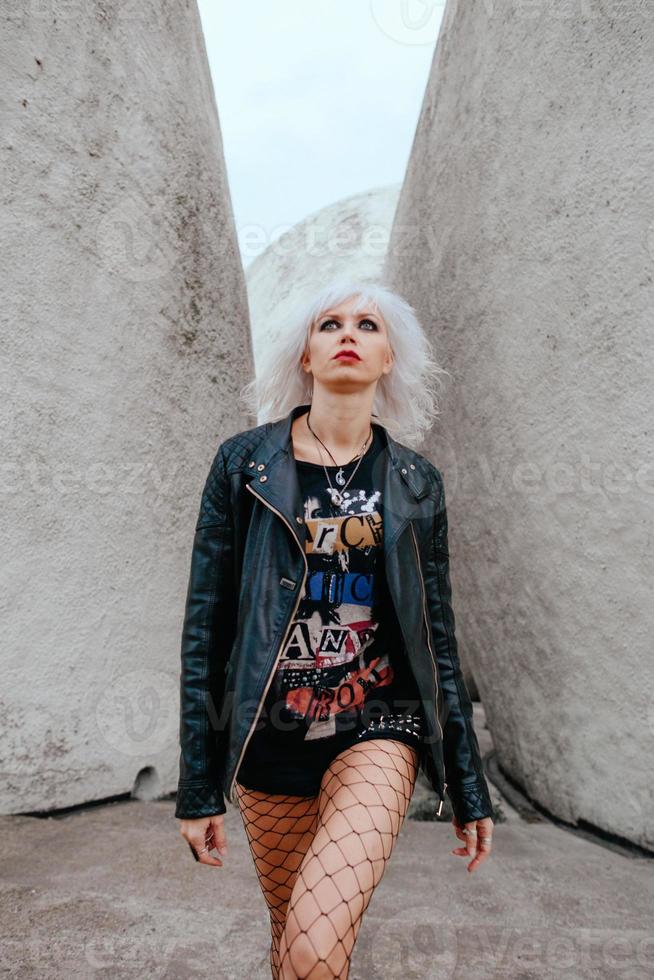 Porträt einer stilvollen blonden Grunge-Blondine auf dem futuristischen Hintergrund foto