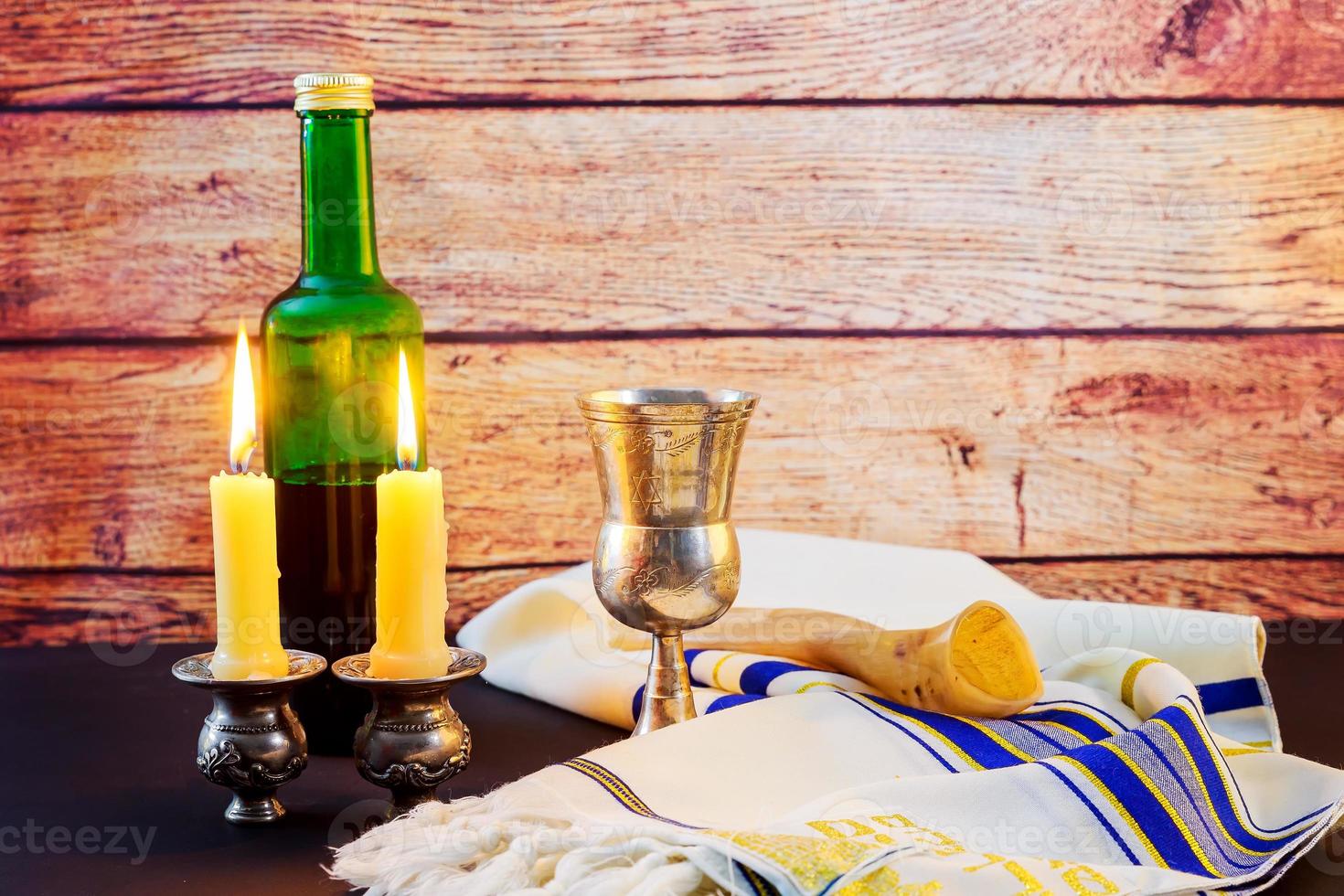 Sabbat Bild. challah-brot und candelas auf holztisch foto