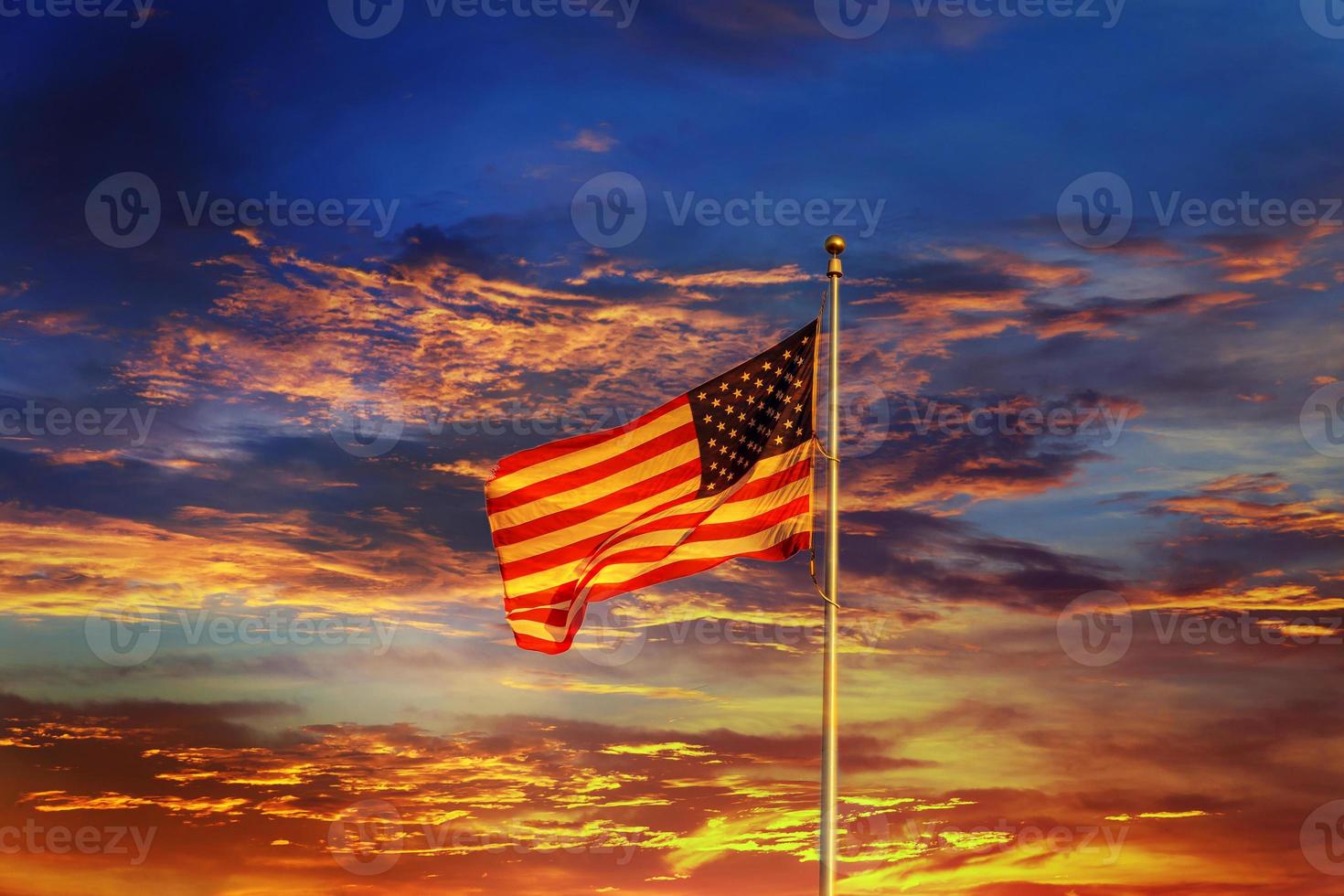 amerikanische flagge vor hellem himmel foto
