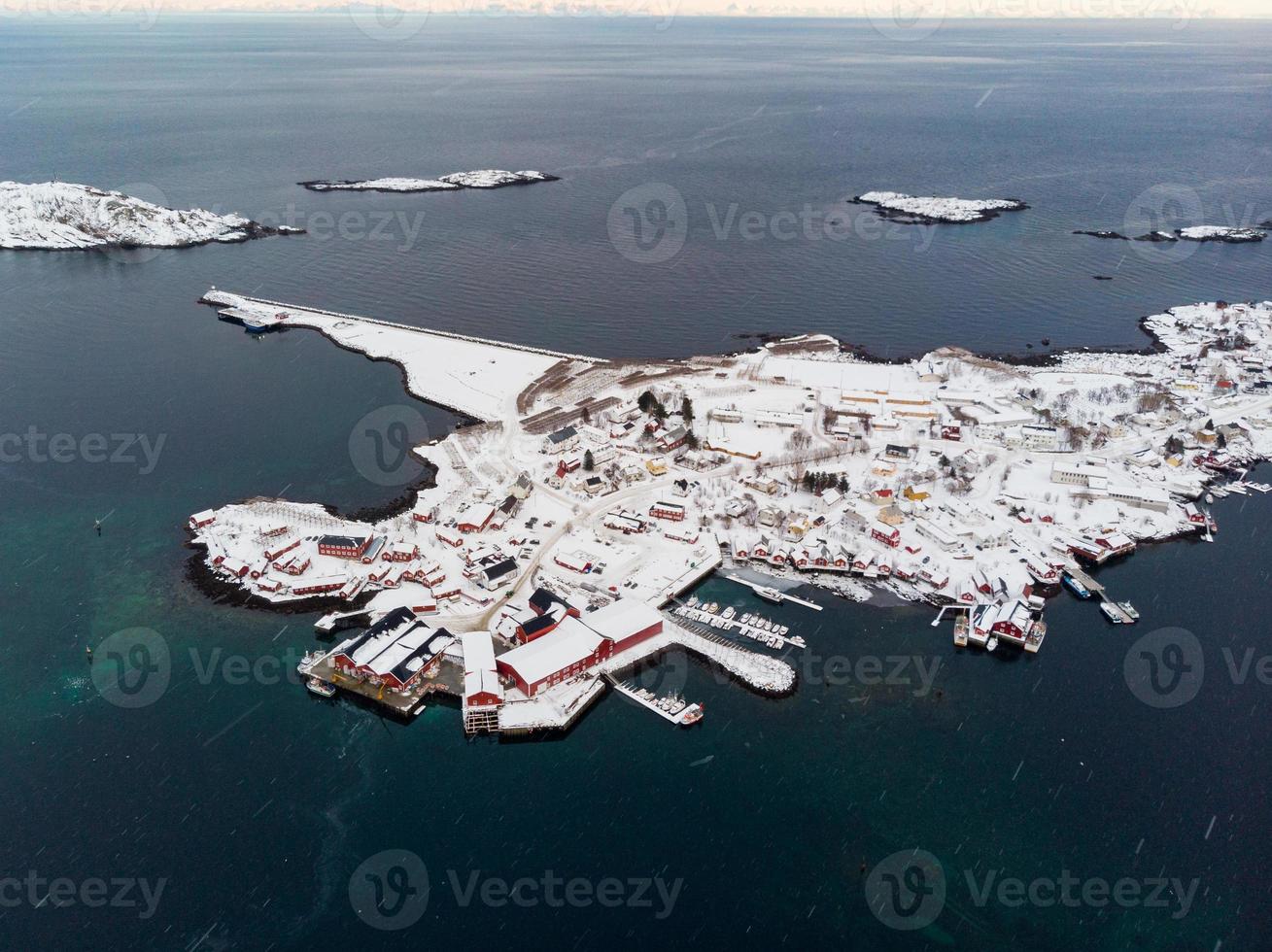 Inselgruppe mit Fischerdorf an der Küste im Winter auf den Lofoten-Inseln foto