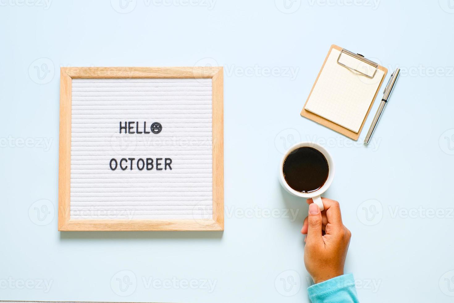 Inschrift Hallo Oktober auf weißem Briefbrett foto