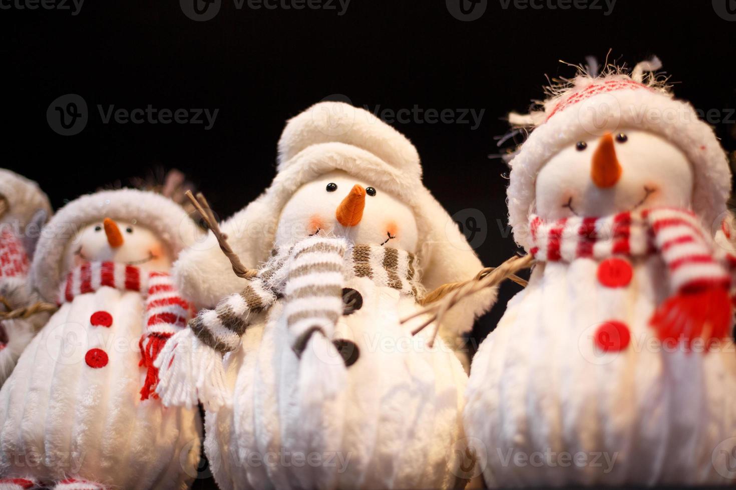 Spielzeug-Schneemann im Regal im Laden foto