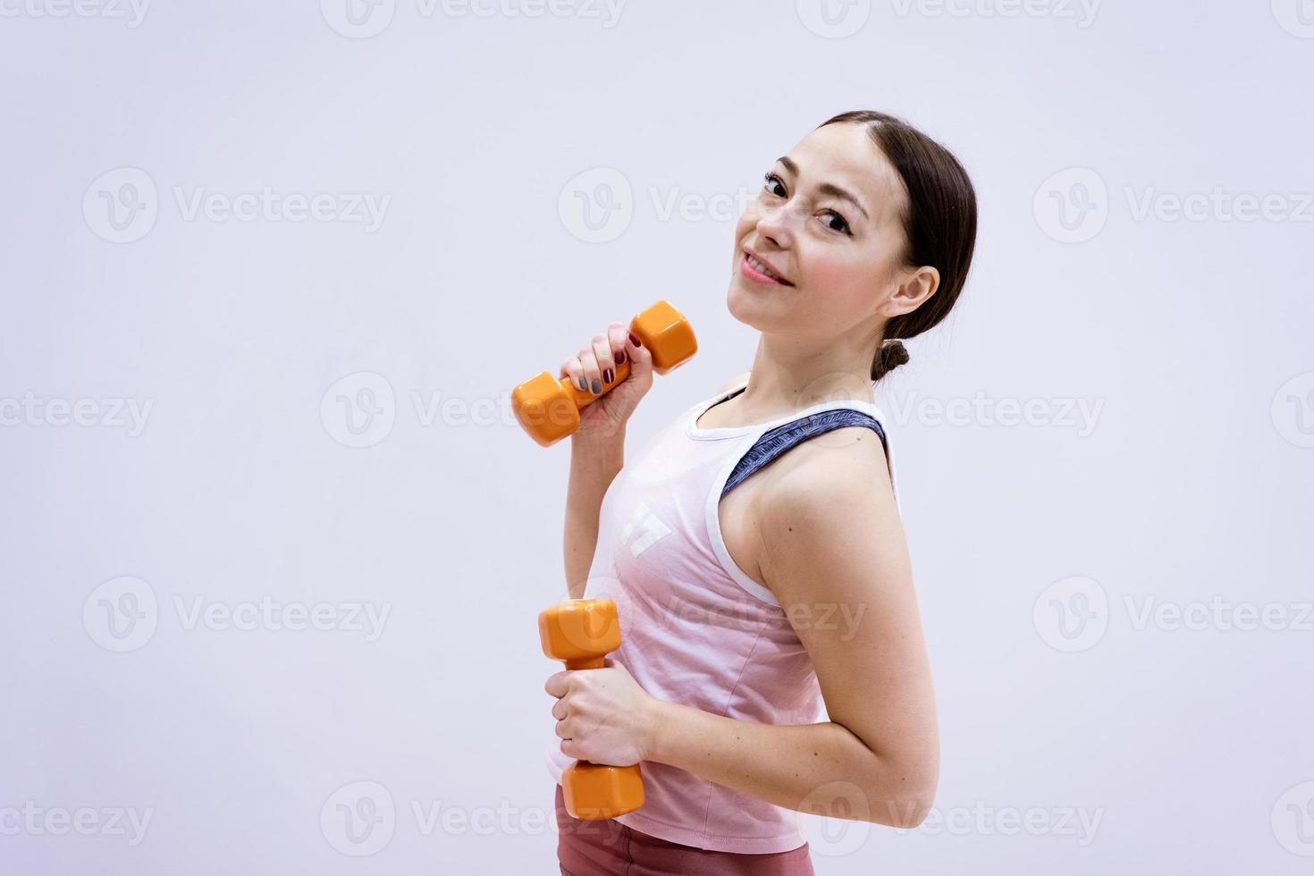 glückliche frau, die fitness mit hanteln macht foto