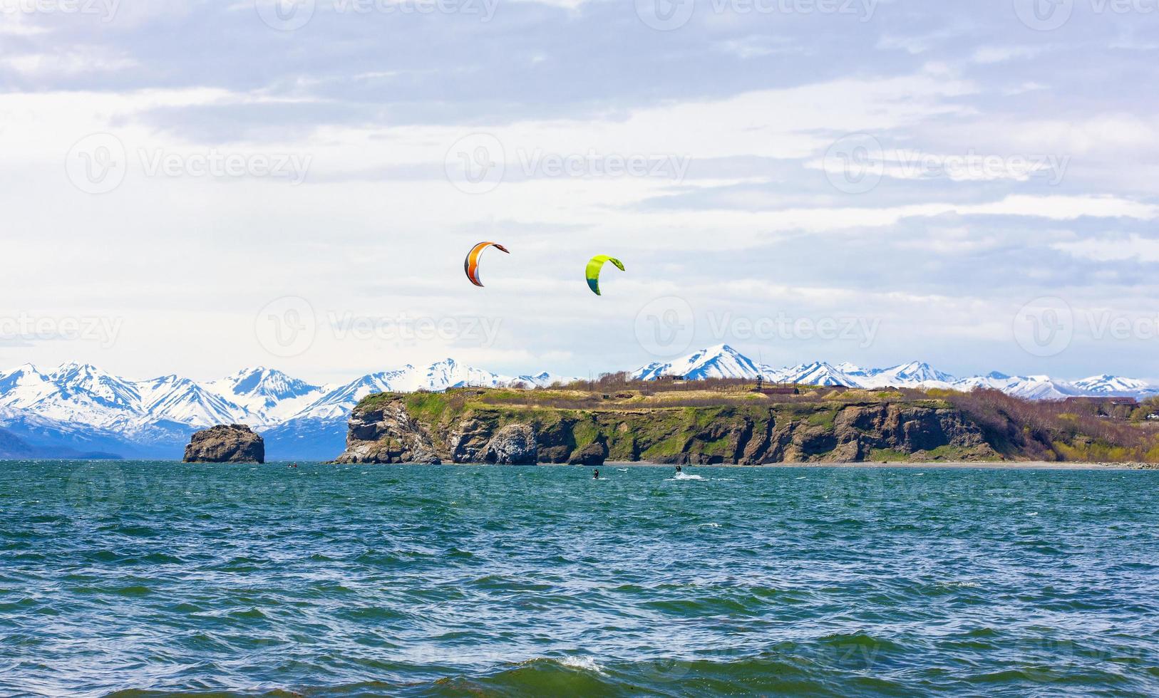 das Kitesurfen, Kiteboarden, Kitesurfen. Extremsport-Kitesurfen auf der Halbinsel Kamtschatka im Pazifischen Ozean foto