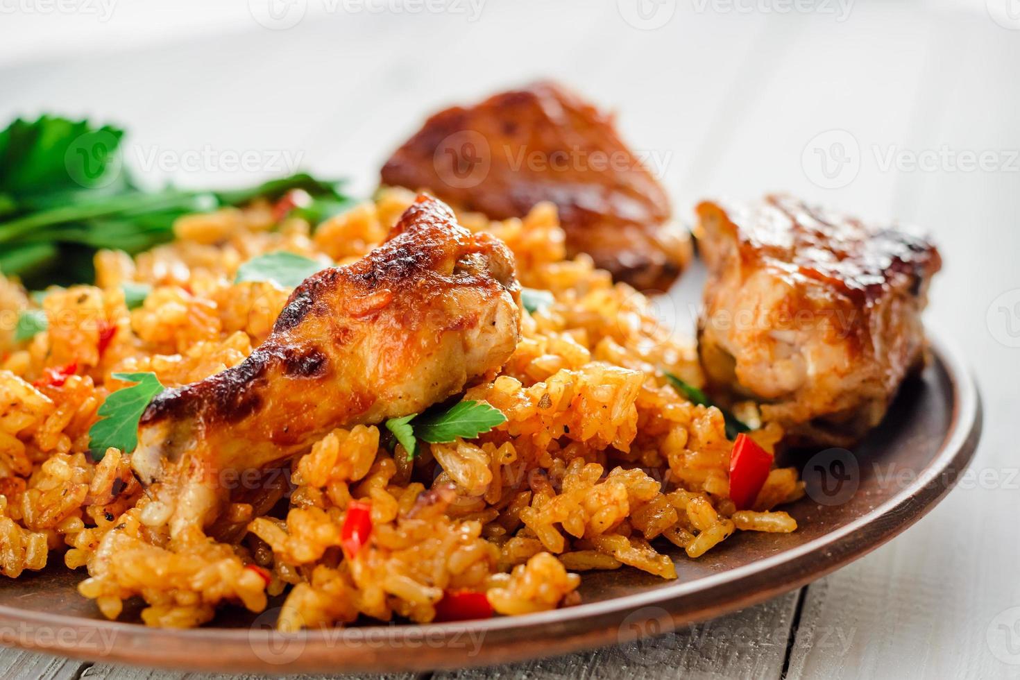 chinesischer Reis. gebratener Reis mit Gemüse und Hühnerfleisch in Soße foto