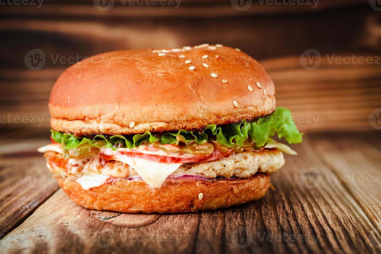 Chickenburger auf einem hölzernen Hintergrund foto