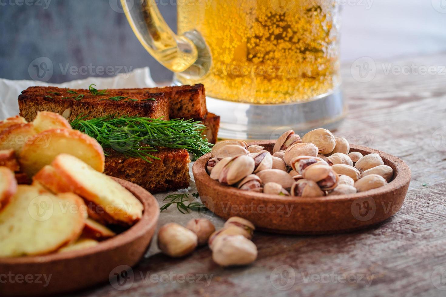 Glas Bier und Snacks foto