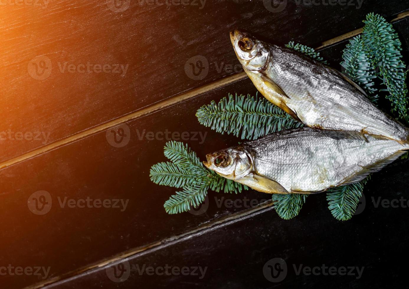 getrockneter Fisch auf dem Tisch liegen foto