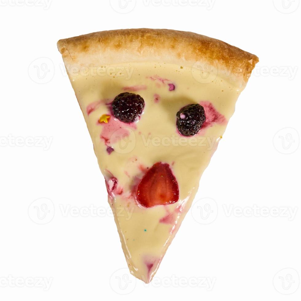 leckere süße Pizza mit Erdbeeren und Sahne foto