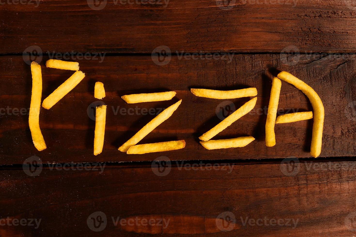 die aufschrift pizza aus pommes frites foto