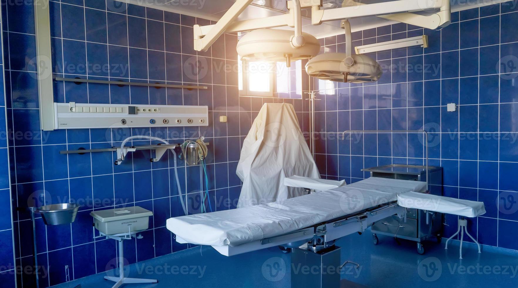 Operationstisch in einem modernen Operationssaal. Medizinische Geräte für die Neurochirurgie. Hintergrund. foto