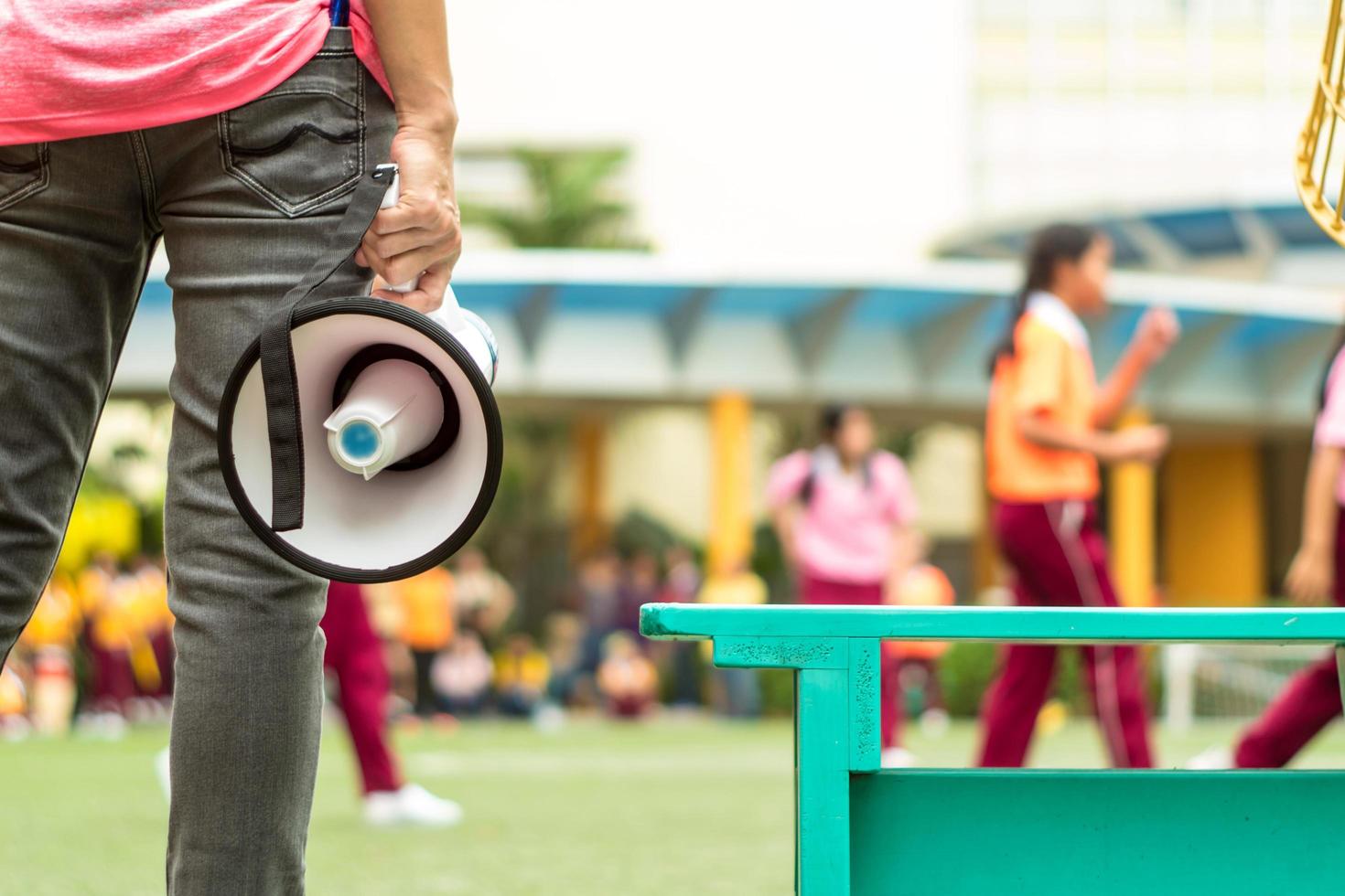 bangkok, thailand - 15. januar 2019 bei der jährlichen sportveranstaltung der schule, grundschülerinnen mit ihrem trainer im stuhlballsportmatch foto