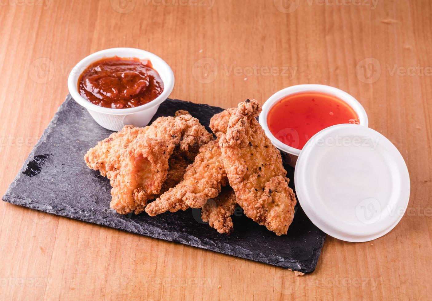 Chicken Nuggets mit Barbecue-Sauce und Süß-Sauer-Sauce foto