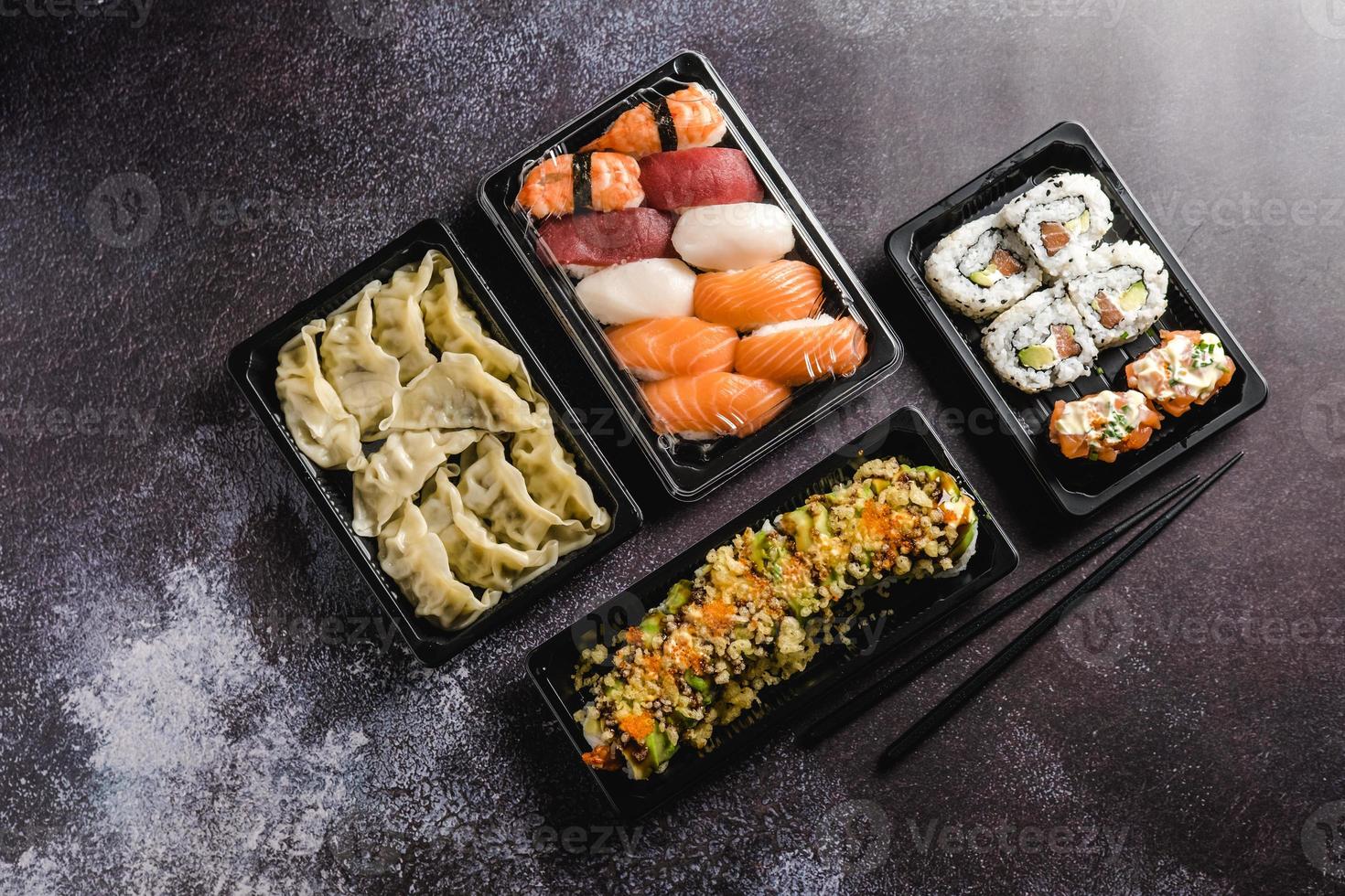 Sushi to go-Konzept. Take-away-Box mit Sushi foto