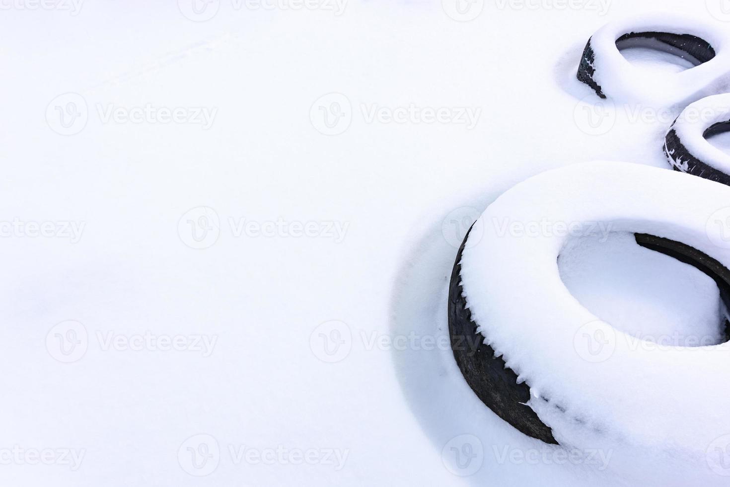 Reifen mit Schnee bedeckt. Kreise auf einem weißen Feld. Winterthema. foto