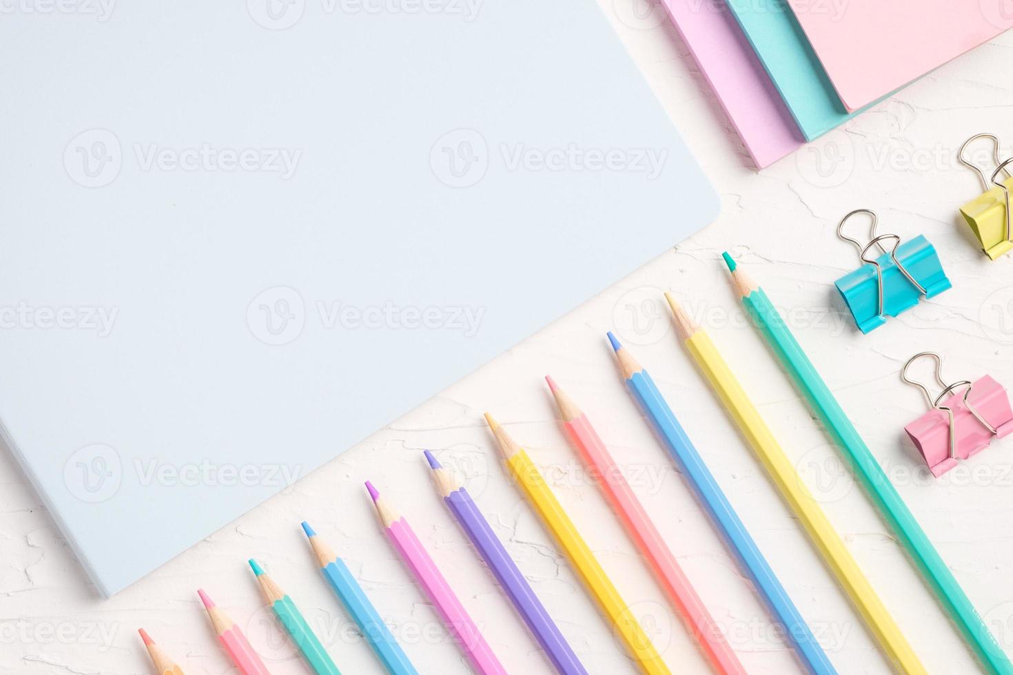 Draufsicht auf Pastellfarbstift und Datei auf weißem Tisch foto