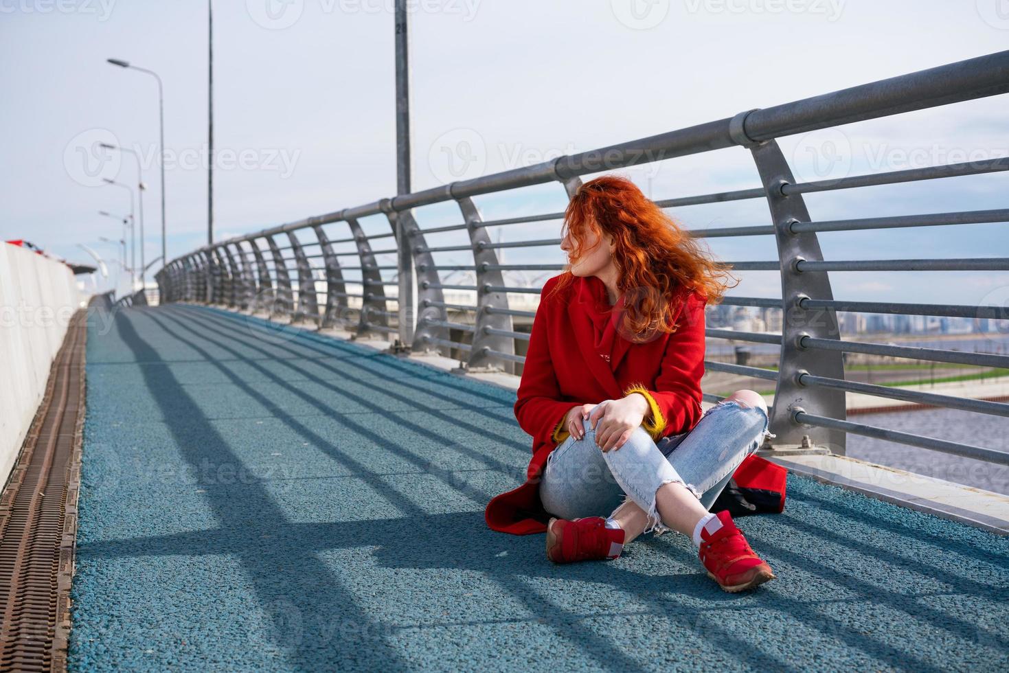 Porträt einer jungen Frau in einem roten Mantel foto