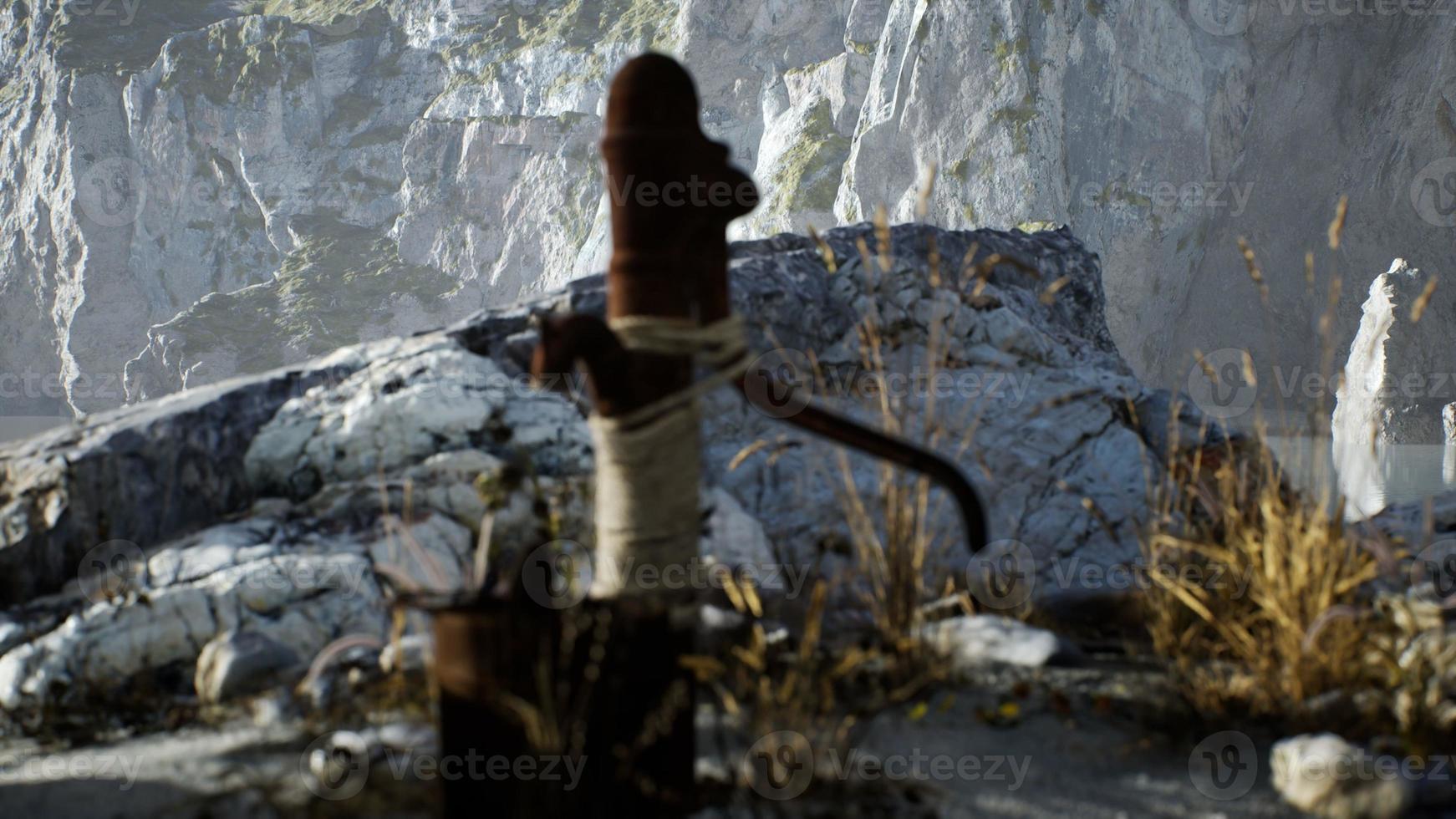 alte hand wasserpumpe an einem brunnen im garten, bewässern und wasser  sparen in österreich. 13855995 Stock-Photo bei Vecteezy